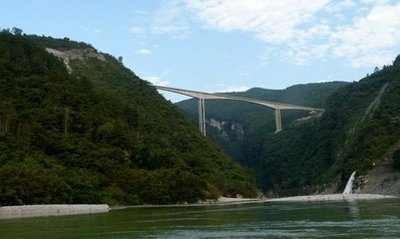 朱溪沟大桥发生半挂车起火事件,消防救援迅速赶到现场